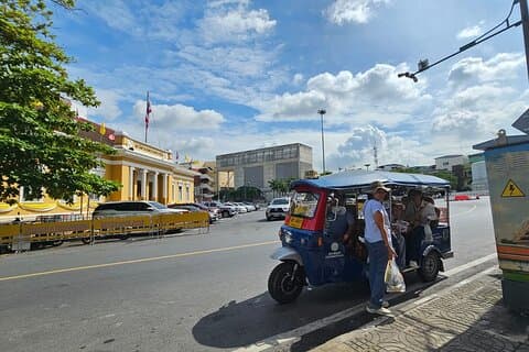 Visite privée en tuk-tuk électrique + visite gastronomique à pied de Bangkok