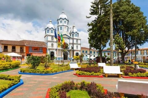 Excursion d'une journée à Filandia Quindío et aux sources chaudes de Santa Rosa