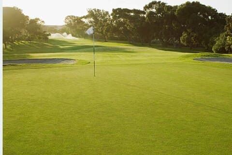 Experimentando jogar golfe em Stellenbosch e degustação de vinhos