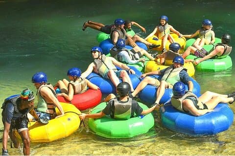 Reiten und River Tubing mit Transport