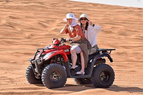 Deserto Safari com jantar de churrasco, quad bike e passeio de camelo de Dubai