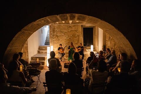 Inngang til A Casa do Fado i São João Novo