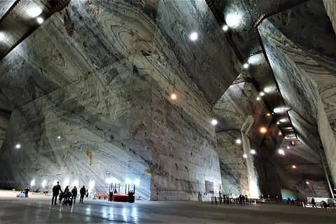 Europas største saltmine og Peles Slot - privat tur