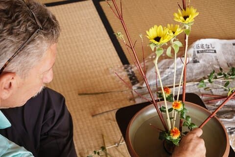 Soldato Ikebana in una Machiya di Kyoto