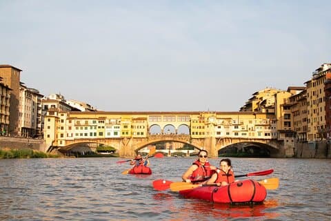 Sanftes Kajakfahren in Florenz unter den Pontevecchio-Bögen