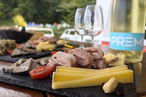Apéro Bistro på en båt på Rance-kanalen
