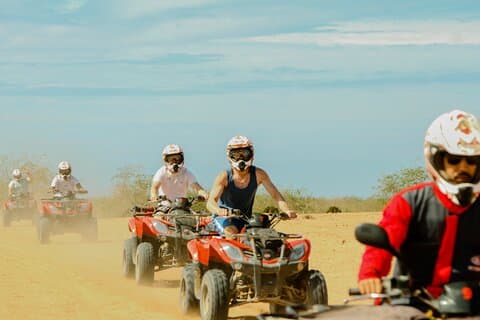 Quadrijden en Sandboarden op Sand Dunes Wild Beach