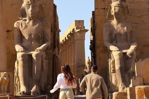 Luxor in het oosten en westen van luxor of cruise-hotel in nijl met deskundige gids