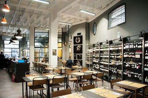 Unik vinsmaking i en vinbutikk i San Pietro-området i Roma