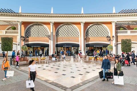 Tour di un'intera giornata a Castel Romano Outlet da Civitavecchia