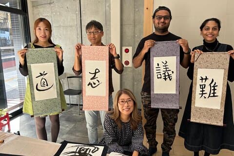 Oplev japansk kalligrafi 90 minutters workshop i nærheden af Shibuya