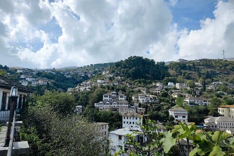 Gita di un giorno privato a Tirana a Gjirokastër con Eden