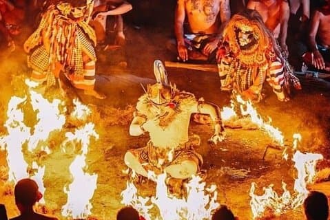 Visite d'une demi-journée du marché nocturne authentique d'Ubud et de la danse du feu de Kecak