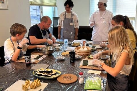 Lezione di sushi roll e frittata per piccoli gruppi + tour del supermercato