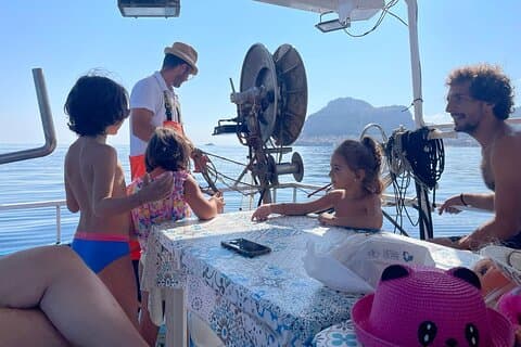 Cefalù: Bootsausflug mit Angeln, Küstenrundfahrt und Mittagessen an Bord