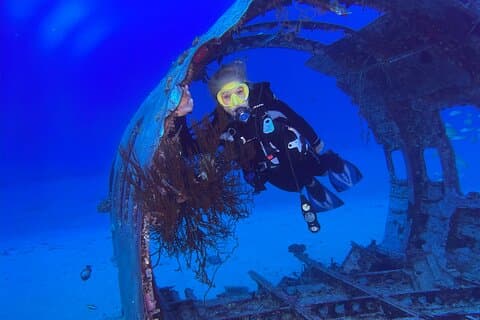 Certifierad dykare: 2-Tank Deep Wreck och Shallow Reef Dive Off Oahu