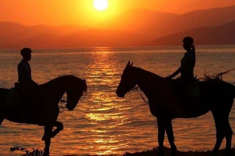 Balade à cheval au coucher du soleil sur la plage