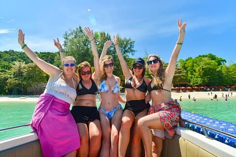 El mejor tour de snorkel en las islas Phuket 3 en lancha motora