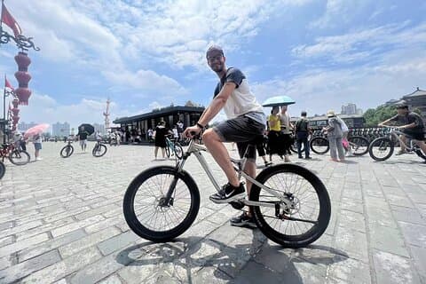 Xi'an City Wall: Guided Tour with Cycling Option