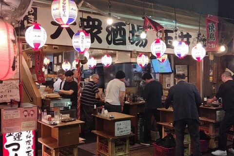Izakaya Hopping Night Tour em uma área nostálgica