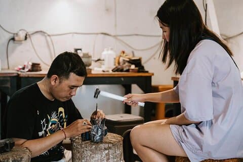 Clase de fabricación de joyas de plata en Ubud, Bali
