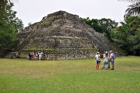 Ruinas mayas de Chacchoben con guía turístico