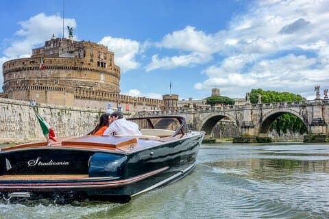 La Dolce Vita: Paseo privado en barco de lujo en la Ciudad Eterna