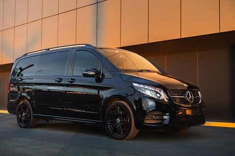 Transferts à l'aéroport et excursions d'une journée en camionnette de luxe avec chauffeur