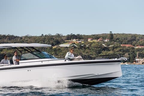 Explore Poros y Egina en un viaje en barco privado desde Atenas