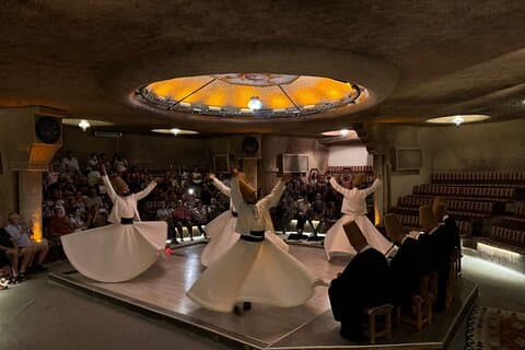 Spectacle de derviches en Cappadoce ; un voyage bouleversant