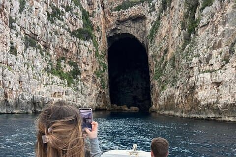Motorbåtsupplevelse till Haxhi Ali Cave Vlore