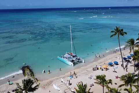 Board fra Waikiki Beach for en naturskjønn Sunset Sail på Hawaii