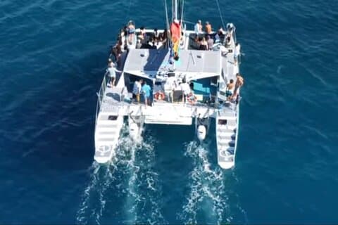 Planche depuis Waikiki Beach pour Aloha Hour Sail sur Hāwea Catamaran