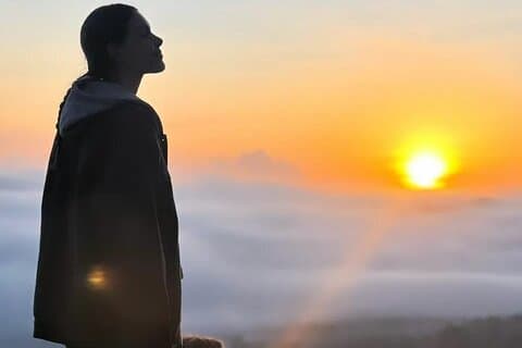 Sonnenaufgang Jeep und heiße Quelle am Batur Vulkan