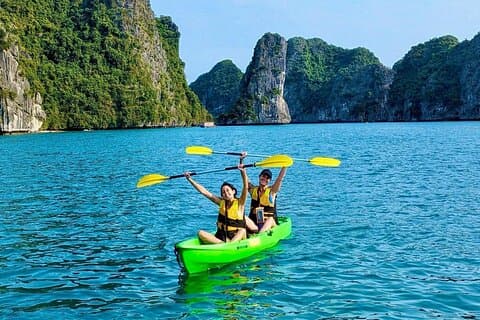Private Entdeckung der Ha Long Bay nach Kanufahrt von CanBa