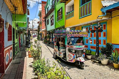 Explorando los colores y la cultura del pueblo del Zócalo en Guatapé