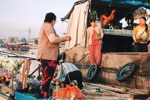 Explorez le marché flottant avec la population locale