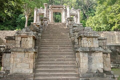 Kandy till Yapahuwa och Namal Uyana Day Tour
