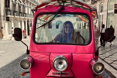 Beleef Tuktuk Tour met gids in Alfama
