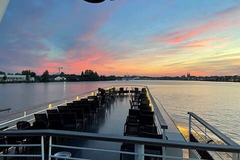 Prestige Commented Cruise glass of wine and Canelé in Bordeaux