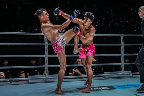 Fredag Muay Thai Madness Explosion på Lumpinee Stadium Bangkok