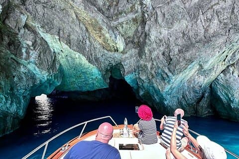 カプリ島の毎日のボート ツアー