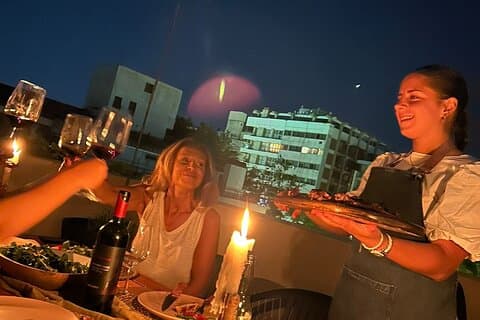 Argentinisches BBQ-Erlebnis auf einer Terrasse mit Bergblick
