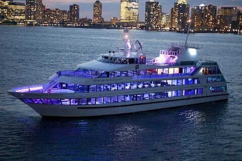 Ultimate 4 juli fyrverkerikryssning på NYC: s # 1 Mega Yacht