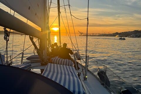 Paseo en velero al atardecer en Lisboa con vino verde