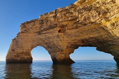 Fra Faro: Hotell i nærheten av Benagil Cave & Arches of Praia da Marinha
