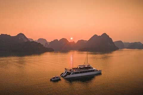 Ha Long & Lan Ha Bay Lyxig Katamarankryssning från Hanoi