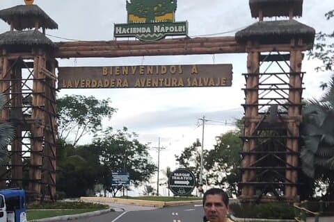 Medellín : Excursión privada de 2 días a Napoles con guía y coche + hotel