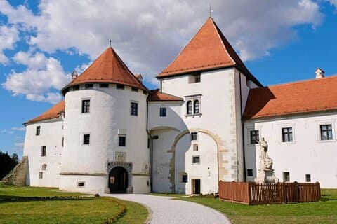 Tour privato di un giorno da Zagabria a Varaždin e Castello di Trakošćan