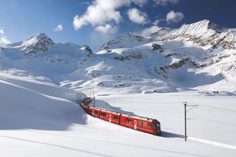 Natursköna alpäventyr: Bernina tåg & St Moritz Tour från Milano